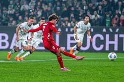 Luca Waldschmidt verwandelt den Elfmeter f&uuml;r K&ouml;ln. - &copy; David Inderlied/dpa