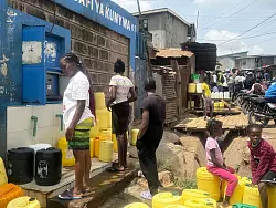 Frauen stehen im Slum Kibera vor einem Wasserkiosk an, um sauberes Trinkwasser zu kaufen. (Archivbild) - &copy; Eva Krafczyk/dpa