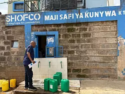 Eine Ausgabestelle der Organisation Shofco f&uuml;r sauberes Trinkwasser in Kibera. (Archivbild) - &copy; Eva Krafczyk/dpa