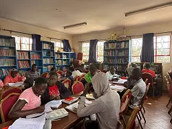 Kinder und Jugendliche lernen in der B&uuml;cherei der Selbsthilfeorganisation Shofco in Kibera, Nairobis gr&ouml;&szlig;tem Slum. (Archivbild) - &copy; Eva Krafczyk/dpa