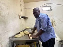 Der B&auml;cker Greyson Nyenze in seiner Backstube im kenianischen Slum Kibera. (Archivbild) - &copy; Eva Krafczyk/dpa