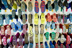 Damit mehr Frauen Kinder wollen, m&uuml;ssten entscheidende Rahmenbedingungen wie Kinderbetreuung verbessert werden, meint eine Expertin. - &copy; Rolf Vennenbernd/dpa