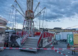 Das Kettenkarussell dreht sich bei voller Fahrt auf eine Höhe von 30 Metern. - © Ferdinand Merzbach/NEWS5/dpa