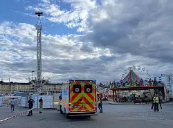 Zahlreiche Rettungskräfte waren am Unfallort. - © Ferdinand Merzbach/NEWS5/dpa