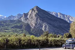 Riddes in der Rhonetalebene im Schweizer Kanton Wallis: Oft stehen Reisende vor einer malerischen Kulisse. - © Annett Stein/dpa-tmn