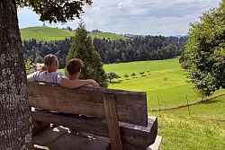 Der Blick streift über die Landschaft: Neben schönen Höfen und dem Leben vor Ort kann auch die Natur sich sehen lassen. - © Annett Stein/dpa-tmn
