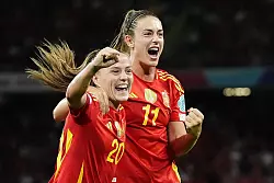Zwei von etlichen Ausnahmespielerinnen: Clàudia Pina (l) und Alexia Putellas. - © Nick Potts/PA Wire/dpa