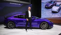 Der Wechsel zur E-Mobilität - im Bild der vollelektrische Taycan - läuft nicht rund. Deshalb setzt Porsche-Chef Oliver Blume auch wieder auf Verbrenner. (Archivbild) - © Jan Woitas/dpa