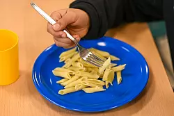 In kleinen Schritten vorangehen. Schon eine andere Nudelform zu essen, könnte ein Erfolg sein. (Symbolbild) - © Jens Kalaene/dpa