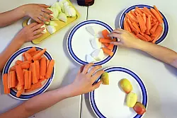 Es könnte hilfreich sein, immer wieder verschiedenes Essen anzubieten. (Symbolbild) - © Jens Wolf/dpa-Zentralbild/dpa-tmn