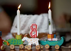 Manche Arfid-Betroffene vermeiden es, auf Kindergeburtstage zu gehen, weil sie keinen Kuchen essen. (Symbolbild) - © picture alliance / Oliver Berg/dpa