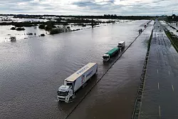 Zahlreiche Fahrzeuge, auch Schulbusse, blieben auf den überfluteten Straßen stecken. - © Rodrigo Abd/AP/dpa