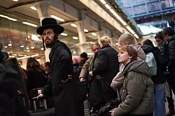 Kurz vor Silvester stranden Hunderte Menschen in Bahnh&ouml;fen wie in London St Pancras International - &copy; Alberto Pezzali/AP/dpa