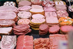 Mehr Azubis auch im Fleischereifachverkauf. - © Jan Woitas/dpa