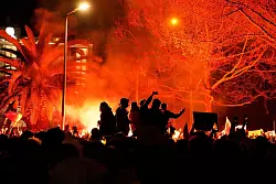 Die Demonstranten werfen Erdogan vor, seinen größten Rivalen durch die Festnahme ausschalten zu wollen. - © Khalil Hamra/AP/dpa