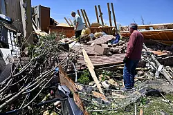 Die schweren Stürme haben Häuser und Existenzen zerstört - wie hier in London im Bundesstaat Kentucky. - © Timothy D. Easley/FR43398 AP/AP/dpa