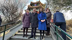 Ein Kurztrip auf den bei Touristen beliebten Kohlehügel bot Wadephul einen Blick über die berühmte Verbotene Stadt. - © Jörg Blank/dpa