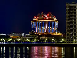 Nachts tanzen auf den kolossalen Kasino-Geb&auml;uden der Sonderwirtschaftszone bunte Lichter &uuml;ber die Fassaden. - &copy; Carola Frentzen/dpa