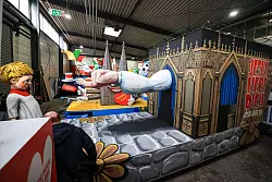 Ein Kölner Rosenmontagswagen zum Missbrauchsskandal in der katholischen Kirche hat Kritik der CDU ausgelöst. - © Oliver Berg/dpa