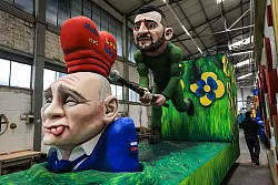 Auf einem der Wagen versucht der ukrainische Präsident Wolodymyr Selenskyj, dem russischen Präsidenten Wladimir Putin die Botschaft «Make Love not War» einzuhämmern. - © Oliver Berg/dpa