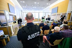 Im Prozess zur VW-Dieselaffäre wurden vier Haftstrafen ausgesprochen, nur in zwei Fällen gab es Bewährung. - © Julian Stratenschulte/dpa Pool/dpa