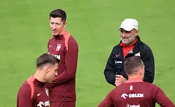 Robert Lewandowski (hinten links) und Trainer Michal Probierz (hinten rechts) haben Streit. - © Julian Stratenschulte/dpa