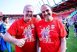 In anderen Zeiten konnten sie über die sportliche Situation lachen. Sie sind aber auch im Tief weiter ein Team: Holger Sanwald und Frank Schmidt. - © Tom Weller/dpa