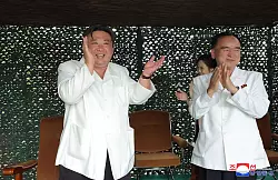 Diese von der staatlichen nordkoreanischen Nachrichtenagentur KCNA zur Verf&uuml;gung gestellte Aufnahme zeigt nach eigenen Angaben Machthaber Kim Jong Un (l) beim Testabschuss der Rakete am 12.07.2023. Der Inhalt kann nicht unabh&auml;ngig verifiziert werden. - &copy; Uncredited/KCNA/KNS/dpa
