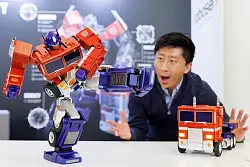 Ein Transformers-Roboter &laquo;Optimus Prime&raquo; des Unternehmens Robosen in N&uuml;rnberg auf der Spielwarenmesse. - &copy; Daniel Karmann/dpa