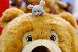 Eine kleine Pl&uuml;schmaus sitzt auf dem Kopf eines gro&szlig;en Pl&uuml;schb&auml;ren auf der Spielwarenmesse in N&uuml;rnberg. - &copy; Daniel Karmann/dpa