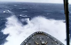 Ein australisches Marineschiff kämpfte sich durch meterhohe Wellen, um den Extrem-Ruderer zu retten. - © Department Of Defence/Department of Defence/AAP/dpa