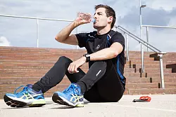 Wichtig vor und nach dem Training: genug trinken. Bei längeren Einheiten sollten Sportlerinnen und Sportler auch währenddessen Flüssigkeit nachlegen. - © picture alliance / dpa-tmn