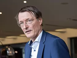 Das Ministerium von Gesundheitsminister Lauterbach verspricht sich von dem geplanten Krankenhaus-Register auch Motivation für die Kliniken zu Qualitätsverbesserungen. - © Boris Roessler/dpa