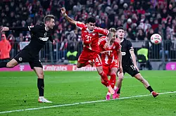 Luis Diaz (2.v.l.) trifft zum 2:1. - © Sven Hoppe/dpa