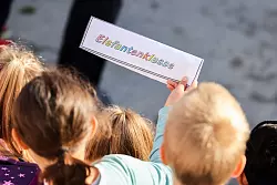 i-D&ouml;tzchen freuen sich auf ihren ersten Schultag. - &copy; Christoph Reichwein/dpa