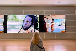 Aus dem Ort der Schande ist ein Ort des Lernens und der Versöhnung geworden: Ausstellung im International African American Museum. - © Jörg Michel/dpa-tmn