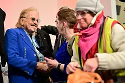 Viele Menschen nehmen das Weihnachtsessen dankbar an. - &copy; Sebastian Christoph Gollnow/dpa