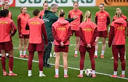 Bei den Fußballerinnen ist doch einiges anders für Christian Wück - © Arne Dedert/dpa
