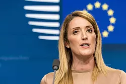 Roberta Metsola, Pr&auml;sidentin des Europ&auml;ischen Parlaments, spricht w&auml;hrend einer Pressekonferenz anl&auml;sslich des EU-Gipfels. - &copy; Geert Vanden Wijngaert/AP/dpa