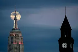 Mond und Zeit - © Julio Cortez/AP/dpa