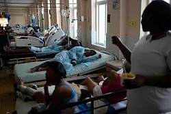 Viele &Auml;rzte arbeiten seit Tagen ohne Pause. - &copy; Matias Delacroix/AP/dpa