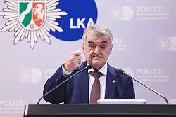 NRW-Innenminister Herbert Reul (CDU) hat das neueste Lagebild zur Clankriminalität vorgestellt. (Archivbild) - © Oliver Berg/dpa