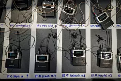 Gleich werden die Gäste verkabelt. Vor Beginn der ARD-Sendung liegen die Mikrofone der Kanzlerkandidaten auf einem Tisch. - © Kay Nietfeld/dpa