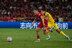 Von den Bayern umworben, mittlerweile aber beim FC Liverpool: Ex-Leverkusener Florian Wirtz (l). - © Chan Long Hei/AP/dpa