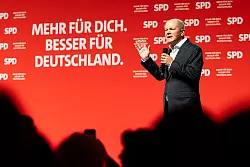 Scholz hofft auf ein Kriegsende noch im Jahr 2025. - © Michael Matthey/dpa