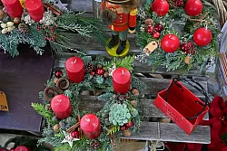 Rot bleibt die dominierende Farbe bei Kerzen. (Symbolbild) - © Jennifer Brückner/dpa
