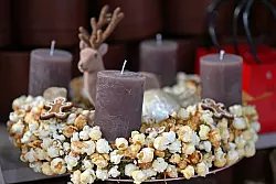 Bei Kerzen sind neben dem dominierenden Rot auch andere Farbtöne gefragt. (Symbolbild) - © Jennifer Brückner/dpa