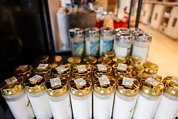 LED-Grablichter machen den herkömmlichen Grablichtern Konkurrenz. - © Thomas Banneyer/dpa