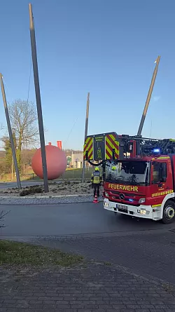 Die Feuerwehr sicherte die rote Metallkugel mit Spanngurten. - © Christopher Rieks/Feuerwehr Detmold/dpa