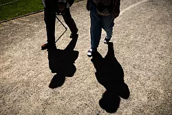 Gegen Einsamkeit helfen gemeinsame Freizeitaktivitäten (Archivbild) - © Christoph Soeder/dpa